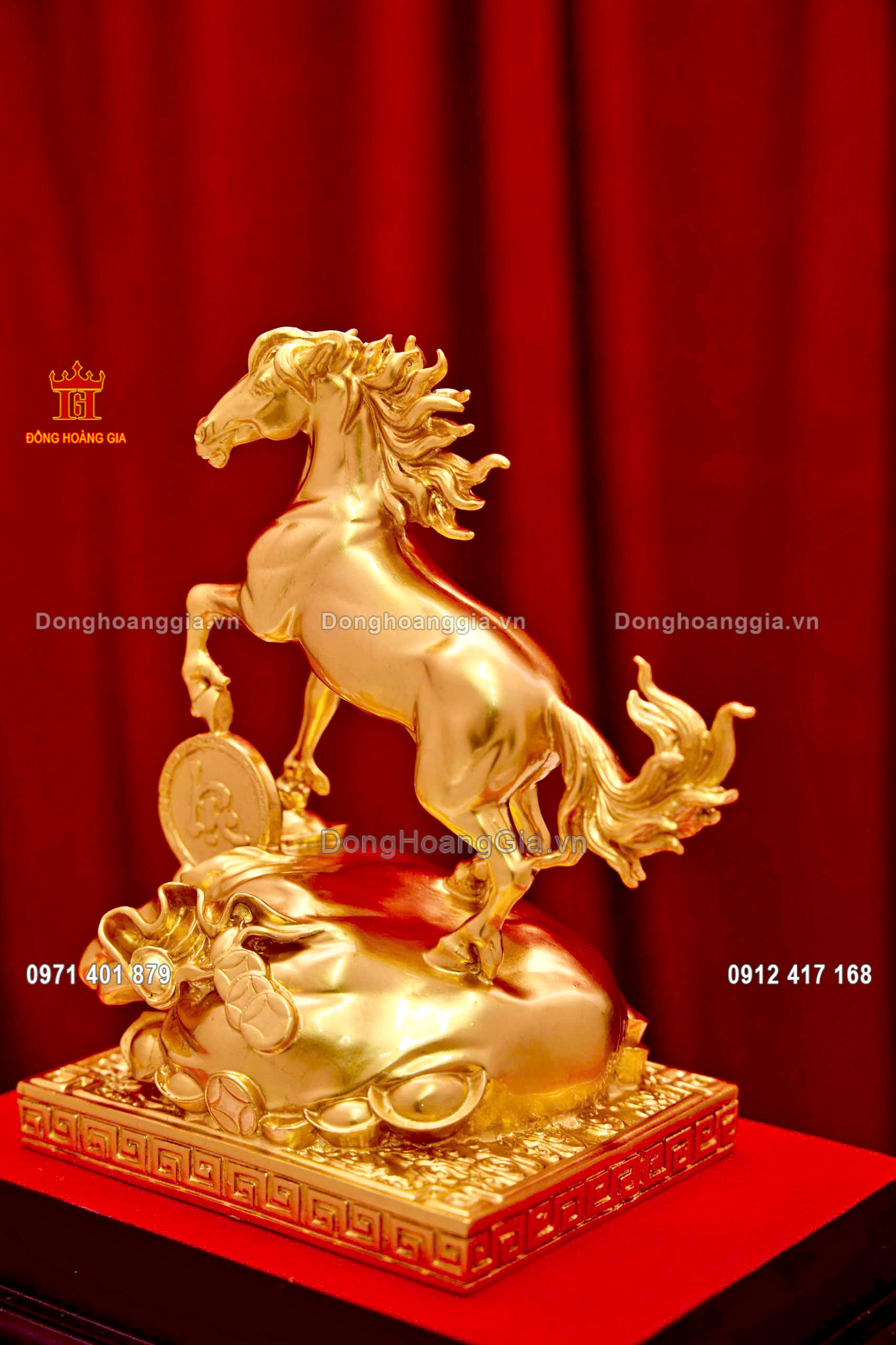 Từng đường nét trên pho tượng ngựa được chạm khắc tỉ mỉ và sinh động